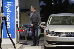 VW odmítá vodíková auta jako nekonkurenceschopná. A bateriové elektromobily, které tak tlačí, jsou co?