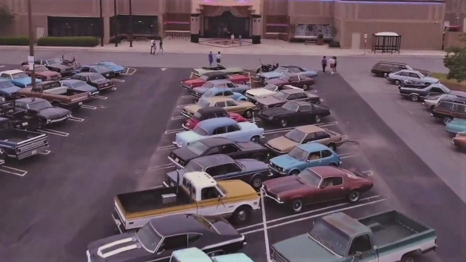 Už se ví, kde filmaři berou tolik starých aut potřebných k natáčení scén z minulosti 