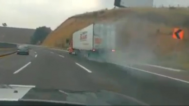 Řidiči kamionu selhaly cestou z kopce brzdy. Jel až 160 km/h, vyřešil to bravurně