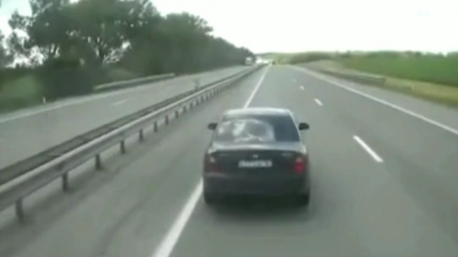 Řidič osobního auta zkusil vybrzďovat náklaďák. Kamioňáci mu dali dokonalou lekci