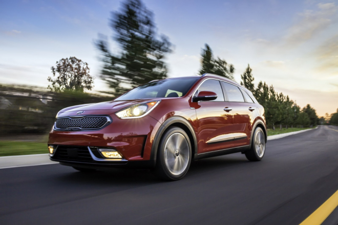 Kia Niro: sériová verze je venku. Má 148 koní, jezdit chce za 4,7 litru