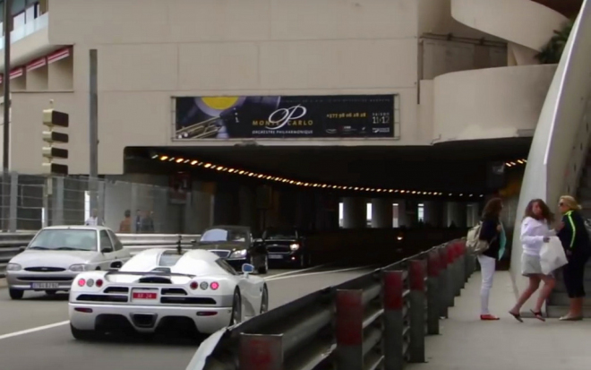 Koenigsegg CCX je tak hlasitý, že děsí dívky stojící u silnice (video)