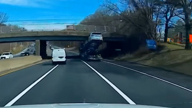 Řidič kamionu neodhadl výšku návěsu, v plné rychlosti najel do dálničního mostu