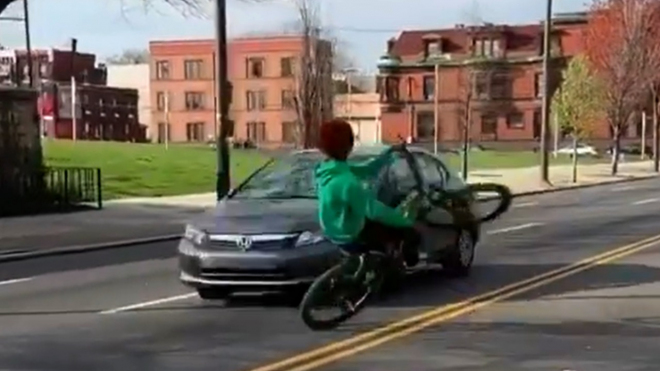 Americká mládež má novou zábavu, na bicyklech se vrhá pod kola protijedoucích aut