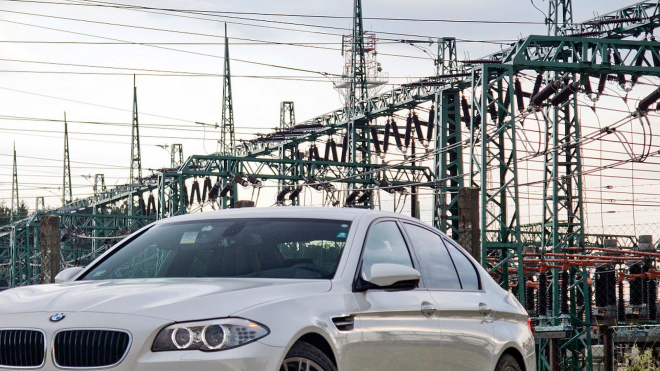 Při kontaktu s elektrickým vedením v autě se vyhněte časté chybě, můžete si zachránit život