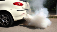 Co značí různé barvy kouře z výfuku auta? Mohou hlásit i vážné problémy