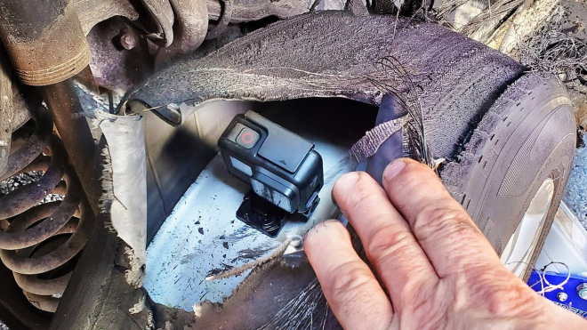 Jak to vypadá uvnitř pneu při ostré zátěži? Podívejte se na to kamerou umístěnou v ní