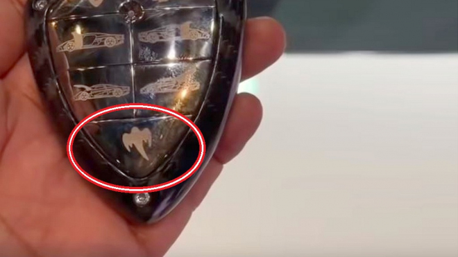 Na luxusním klíči k novému Koenigseggu se objevilo tajemné tlačítko s logem ducha