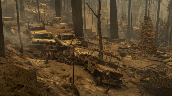 Kalifornii zachvátily nejničivější požáry v historii, i následky pro auta jsou tragické
