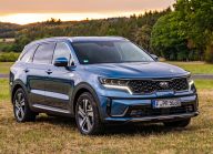Les Coréens poussent le design comme des fous, ils ont changé le Sorento haut de gamme presque au-delà de la reconnaissance avec un facelift - 4 - Kia Sorento vs Renault Koleos illustratni foto 01