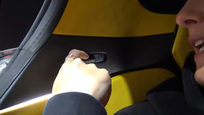 Nejrychlejší rodinné auto světa dovoluje pasažérům dostat se ven i bez otevření dveří