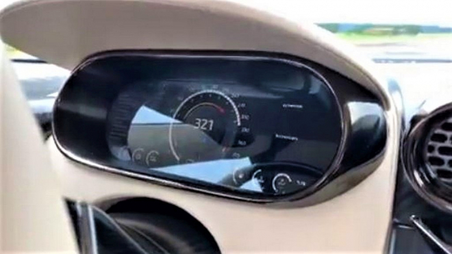Akcelerace nejsilnějšího Koenigseggu je ohromující, chybějící řazení ale kazí dojem
