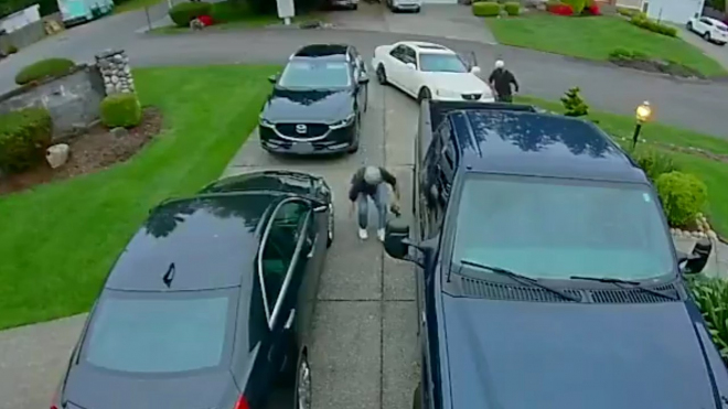 Kamera natočila, jak rychle kradou zloději díly z aut, 60 sekund je film pro pamětníky