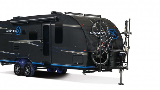Tento nenápadný karavan je ve skutečnosti karbonový hi-tech luxus, míří do výroby