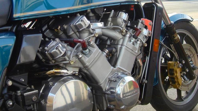 Vědec nacpal do motocyklu unikátní motor V12, slovu downsizing se vysmívá
