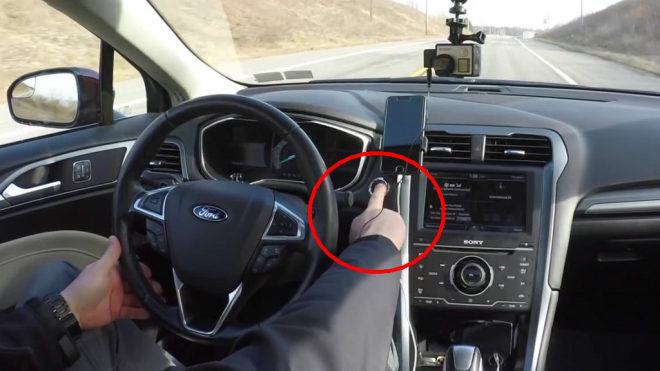 Když tlačítkem vypnete motor za jízdy, zablokuje se volant? A dá se nastartovat?