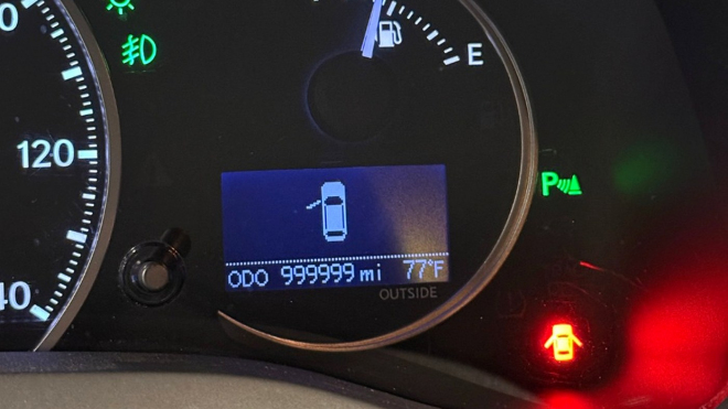 I propadák může být držák, majitel s ním najel 1,6 milionu km. Tachometr je jednou z mála věcí, které kvůli tomu přestaly fungovat