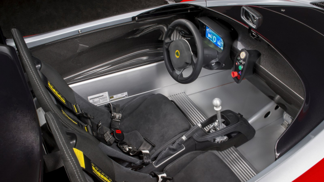 Brutálně oholený stroj rozpálil svých 444 koní na tunu na Autobahnu, vedle kamionů poletuje jako hračka