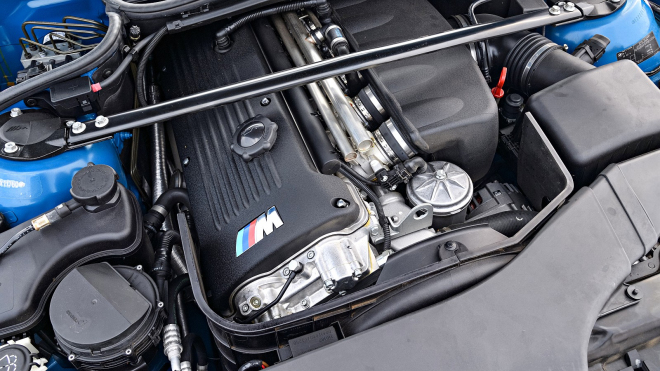 Nadšenec nacpal do Lady Niva motor z BMW M3, teď za ohromného hluku pálí gumy
