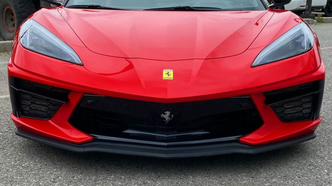 Majitel si levné „americké Ferrari” předělal na „skutečné”, čeká na žalobu od Italů