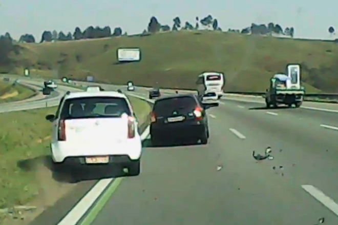 Brazilský řidič napodobil Lacinu, z dálnice vytlačil taxík jedním vrzem (video)