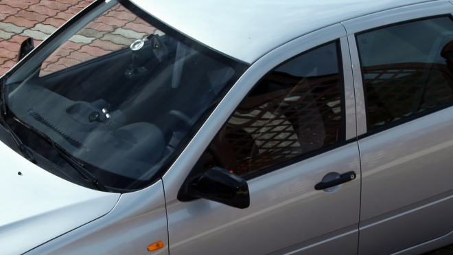 Občan nachytal dopravní policisty, jak si v autě dávají šlofíka, jejich reakce je k nezaplacení
