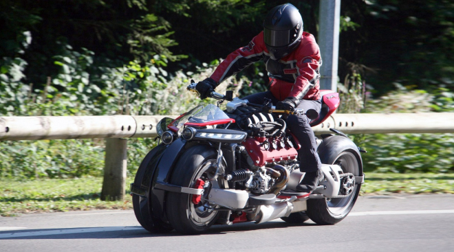 Motorka s 4,7 V8 od Maserati skutečně jezdí. Stejně šíleně, jako vypadá