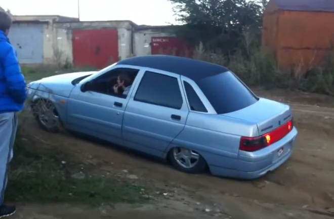 Ruský low rider narazil, potkal se s dagestánskými cestami (video)