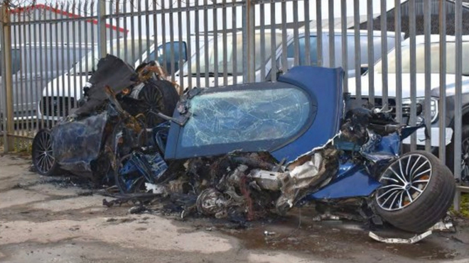 Řidič to při jízdě 150 km/h městem napálil do cihlového domu. Přežil, spolujezdec o 25 metrů dál též, jeho auto ne, řidičák ne, svoboda ne