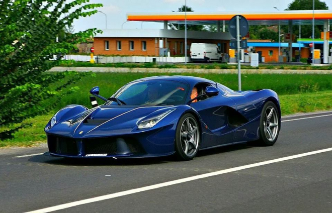 Ferrari LaFerrari v tmavě modré vypadá přesně tak noblesně, jak čekáte (foto)