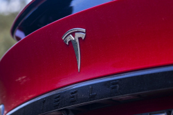 Hned dva modely Tesly končí bez jakékoli náhrady, firmě zůstane v ruce vlastně jen jeden dekádu starý vůz ve dvou verzích