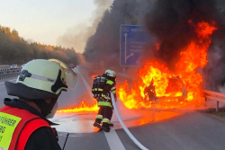 V Německu po nehodě vzplála Tesla a uhořely v ní dvě malé děti. Tragédie píše tečku za jedním velkým nesmyslem