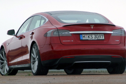 Majitelé starších Tesel poznávají kruté ceny náhrad za odešlé baterie, hodnotu zbytku auta překonávají i několikanásobně