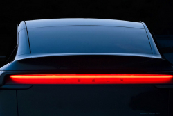 Majitelé faceliftované Tesly Model Y si stěžují, že je policisté &bdquo;prudí&rdquo; kvůli zadním světlům, nechápou, jak fungují