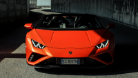 Majitel Lamborghini odstavil porouchané auto v rychlém pruhu dálnice, v plné rychlosti jej smetlo čínské SUV