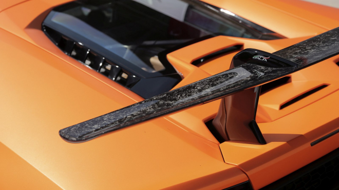 Na měsíce, možná i roky opuštěné špičkové Lamborghini na parkovišti je velmi smutný pohled