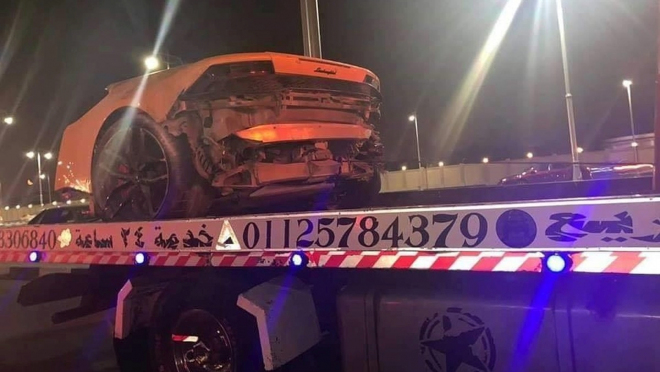 Brutální nehoda udělala z jednoho Lamborghini dvě, řidič vystoupil nezraněn