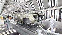 Jaguar Land Rover ani po pěti týdnech od zavření všech továren naplno nerozjel výrobu, známky života ale už vykazuje