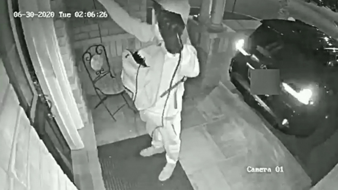 Zloději ukradli majiteli úplně nové auto za 15 sekund přímo před jeho domem