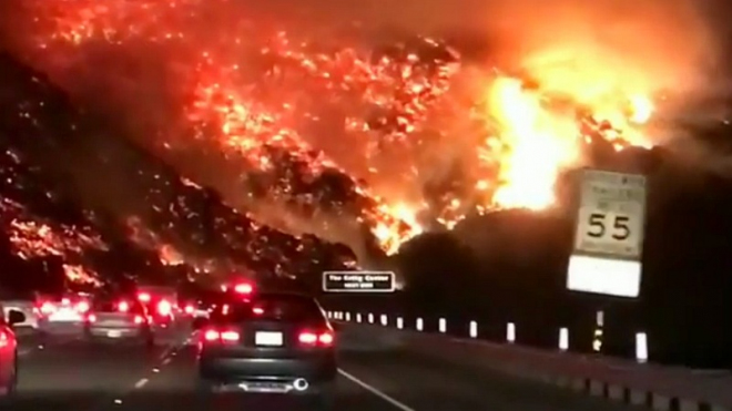 Peklo na zemi: takhle teď vypadá okolí Los Angeles z pohledu řidičů