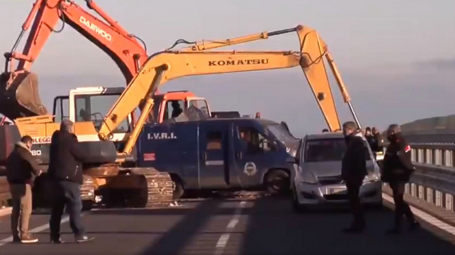 Itálie zažila loupež jako z filmu. Zloději za dne rozcupovali auto s miliony eur bagry
