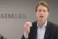 Šéf Mercedesu dál šije do EU, aby zrušila to, za co sám roky bojoval. Někteří Hujeři ale pořád drží lajnu