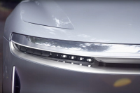 Vyklápěcí světla aut nejsou mrtvá, Lucid Air je úchvatnou cestou vrací do hry (video)
