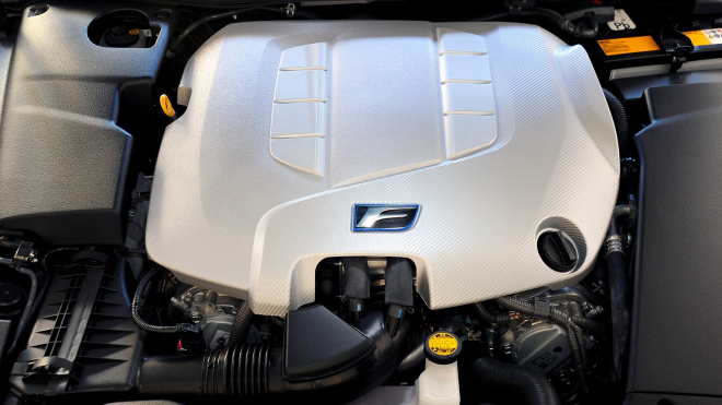 Na jeden z posledních sportovních sedanů s V8 bez turba v akci na Autobahnu je smutná podívaná