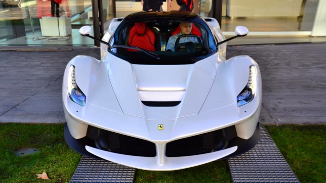 Toto je třetí české LaFerrari, bílá perleť mu sluší