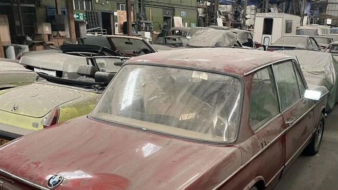 V Londýně se před dražbou ukázala neskutečná sbírka 175 aut nalezených ve stodole