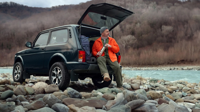 Lada Niva mnohokrát přežila svou smrt a slaví další jubileum. Od automobilky dostala dárek, od lidí až neuvěřitelnou poctu