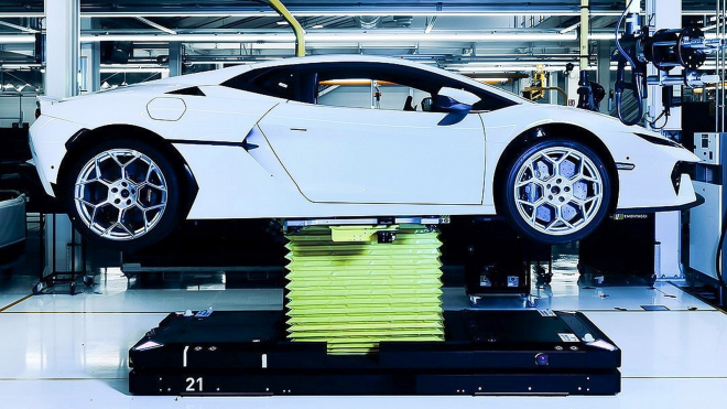 Lamborghini konečně začalo vyrábět svůj &bdquo;levný&rdquo; hybridní sporťák, podívejte se na něj na montážní lince