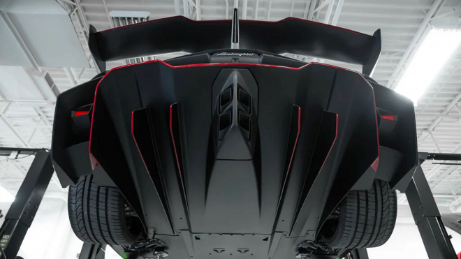 Jedno z nejvzácnějších a nejpodivnějších Lamborghini se objevilo v prodeji nejeté, hotový Batmobil stojí absurdní peníze