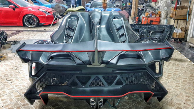 Asijská továrna na falešná superauta vyrábí levně cokoli, i velevzácné Lamborghini
